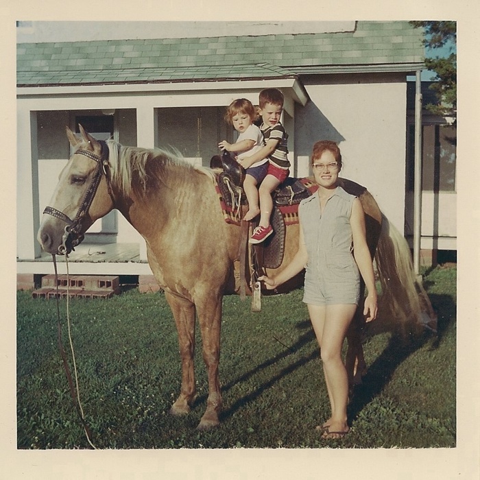Leota Camp in 1965 with Brenda and Kevin on horse